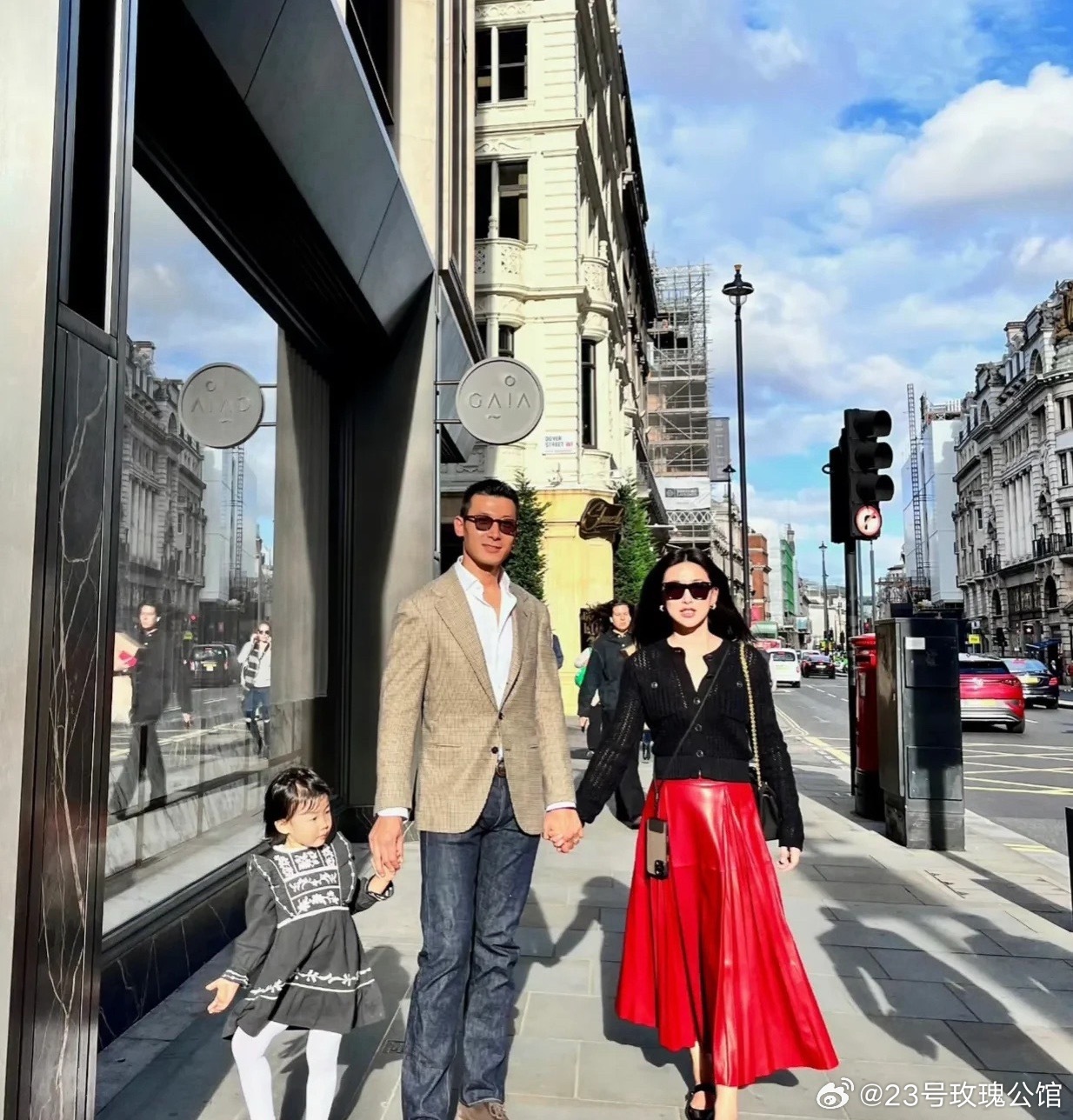 不愧是明星妈妈的女儿，朱珠女儿这拍照姿势拿捏的！