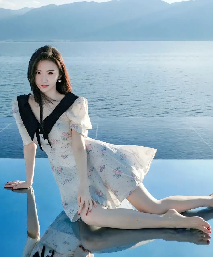 景甜—海边碎花抹胸裙写真，美腿好白嫩细腻