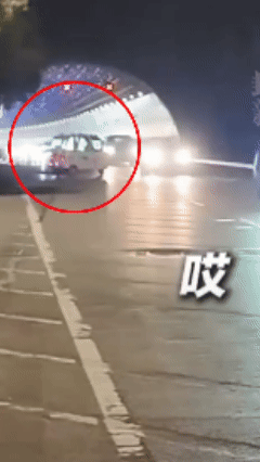 活该！大妈夜晚隧道“飙车”，骑着三轮车在逆行车道横冲直撞，交警喊了也不停，还吓得