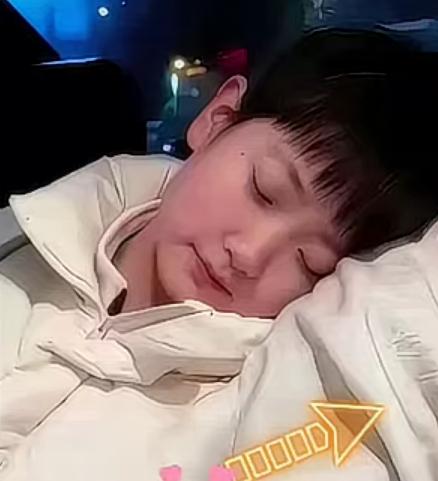 找疯了!全网都在寻这个肩膀的主人这两天网上突然疯传这张照片深夜莎莎的睡姿太