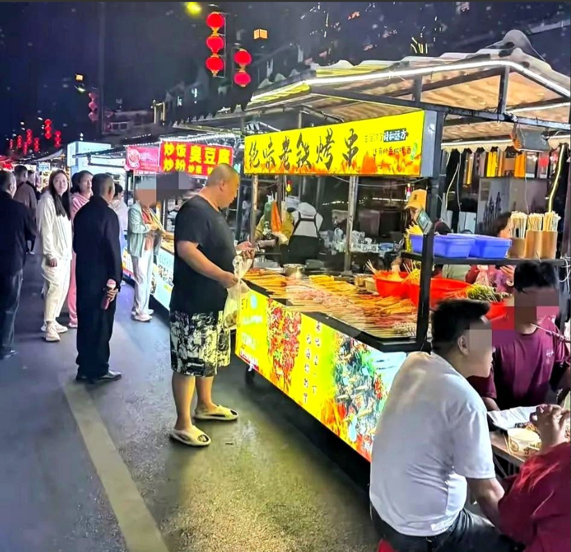 眼睛一睁湖南文旅天塌了！4月29日，一名女子与家人到湖南张家界旅游时，在夜市