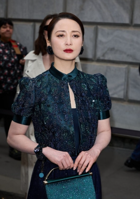 50岁的蒋勤勤冲上热搜这次没有老公陈建斌陪伴，也没有撒狗粮，反而用一组米兰街拍