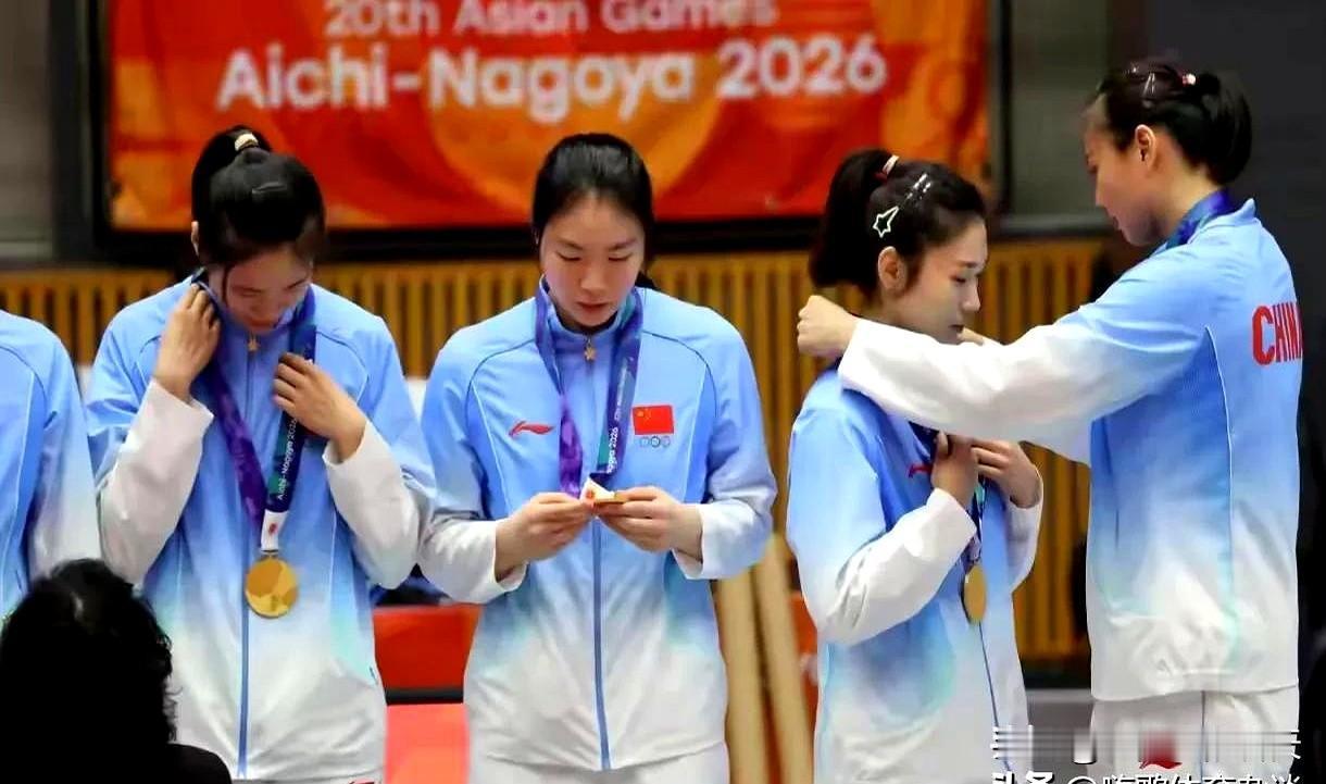颁奖典礼上那一幕，龚队长低头给梦洁整理衣领的时候，突然就让人心里一紧。97年的