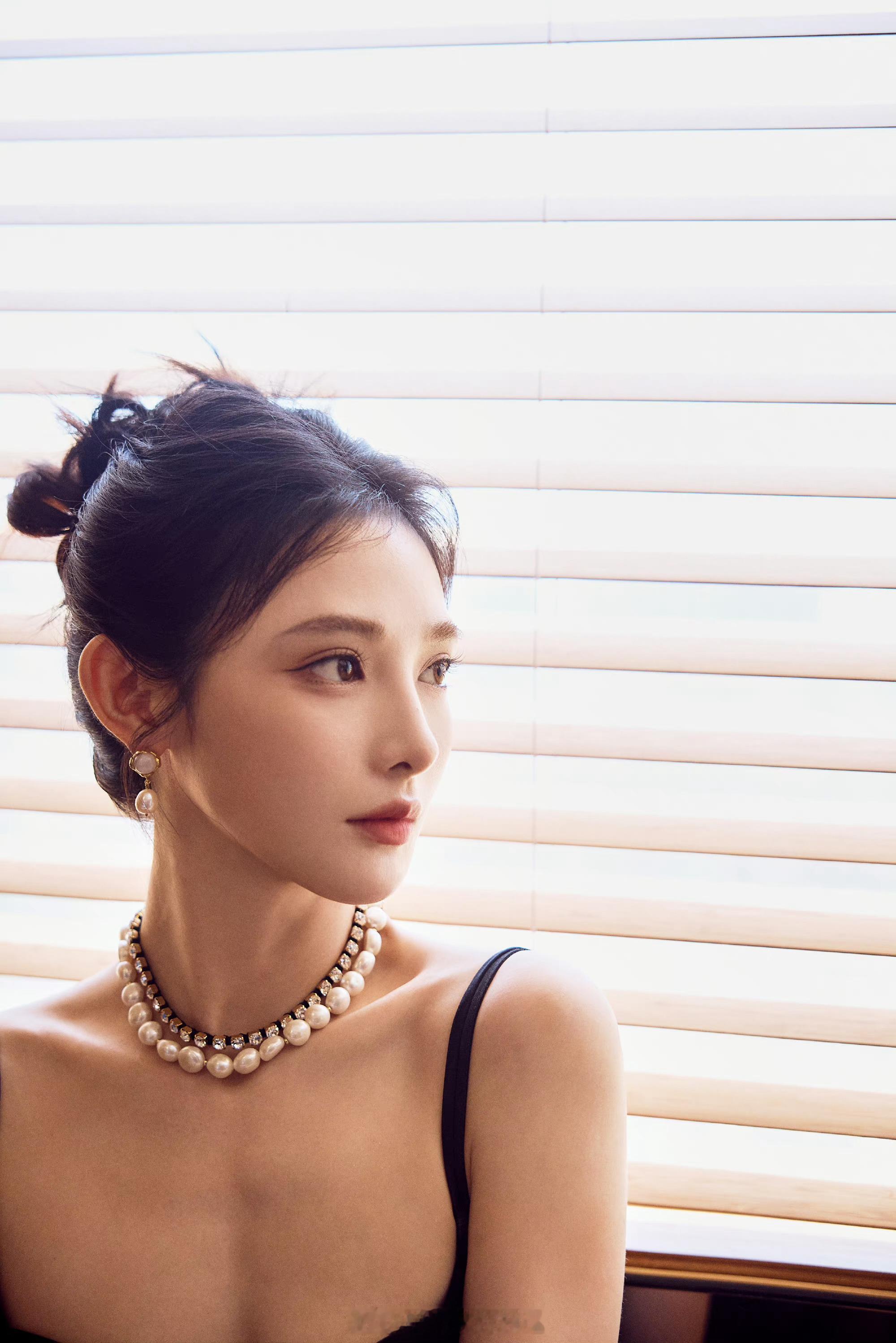 彭小苒黑色吊带裙​​​