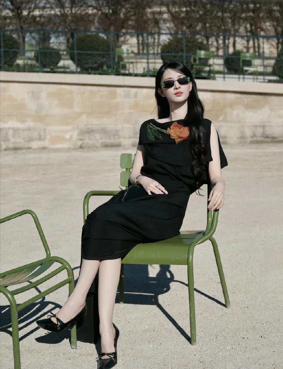 王楚然巴黎时装一出来，网友就说:“这戴着墨镜，确实有三分和刘亦菲相似”。很多刘