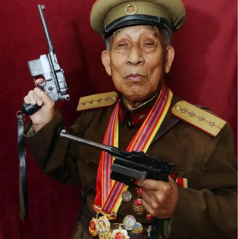 1996年，山东71岁老人私藏2把真枪被举报，警方上门收缴时老人直言：“这两把枪