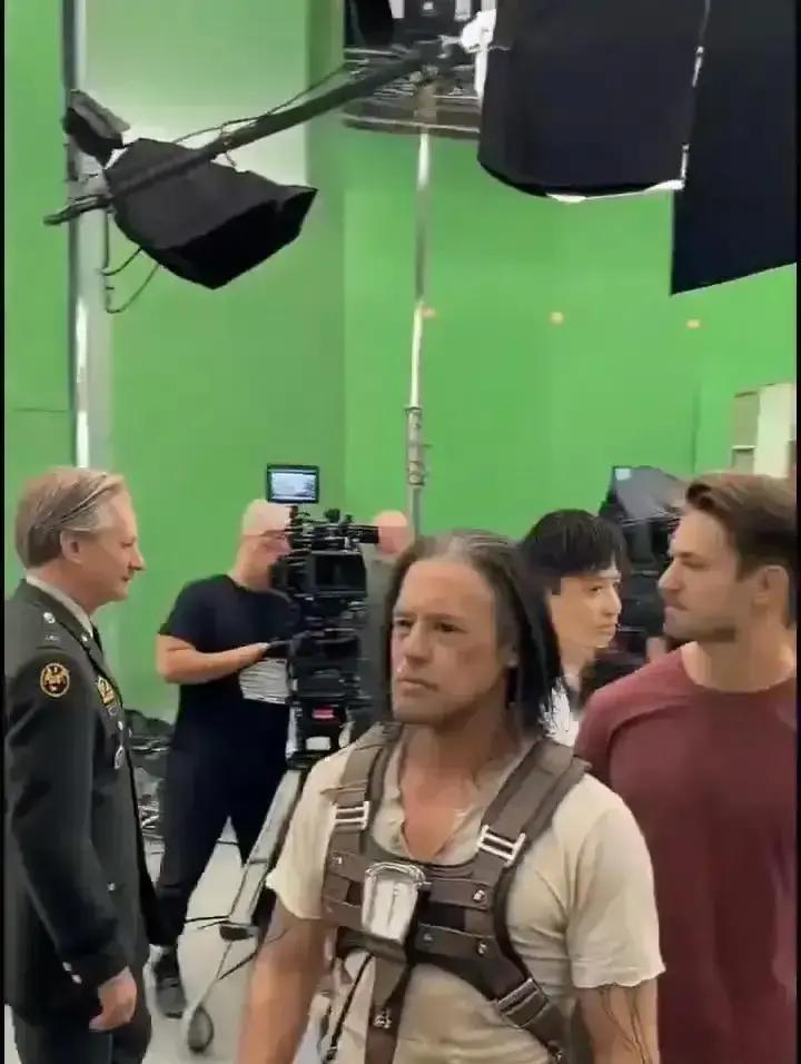 漫威刚刚撕掉了未来三年的日程表。他们亲手暂停了七部电影。但你不知道，