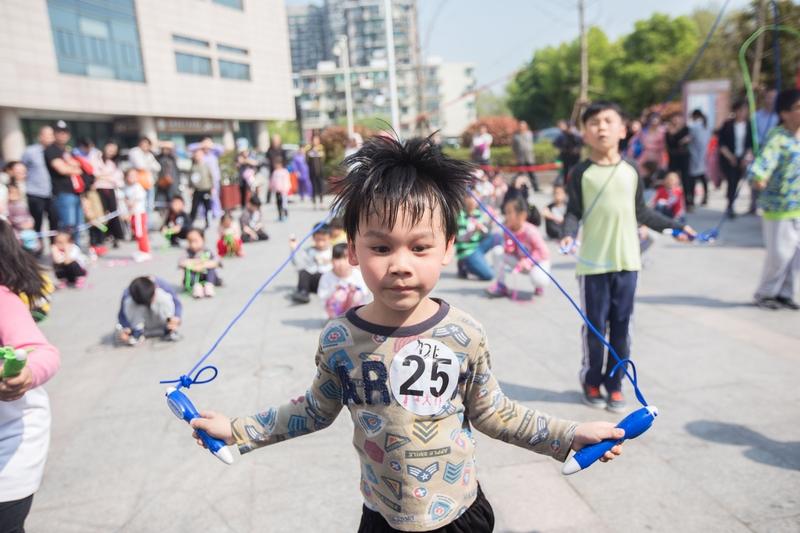 搞不明白为啥小学生非要学跳绳，可给愁死了。当年我儿子上小学，就是为了练跳绳闹得鸡