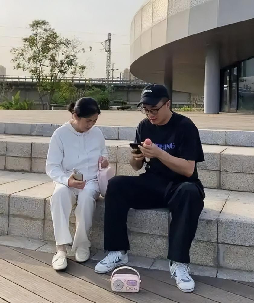 三十岁的儿子，管自己五十七岁的亲妈，叫“袁妹妹”。 晚上睡觉，他睡外侧，母亲