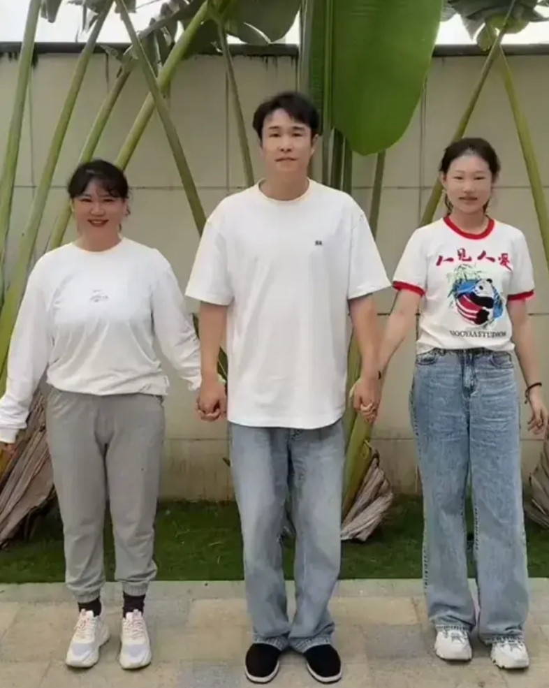 小沈阳的老婆占据了三个特点：矮、胖、不丑。一家三口站一起，小沈阳和女儿明显是