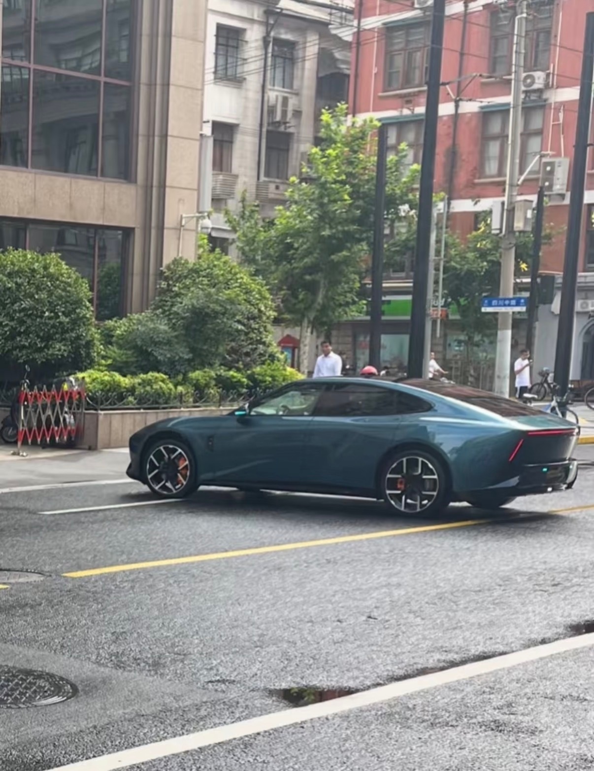 新款小鹏p7的外观是肯定会受到争议的但如果活了下来就绝对不会成为新能源市场被洗