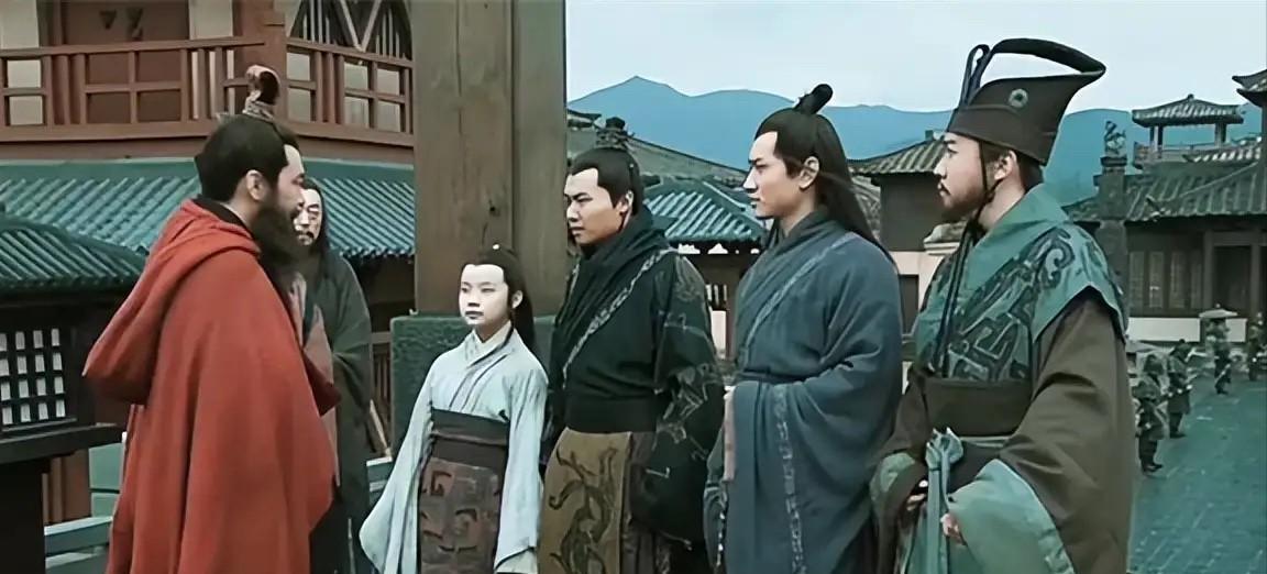 公元208年，13岁的曹冲病逝，他的好友周不疑悼念后离开。曹操吩咐手下：“去把这