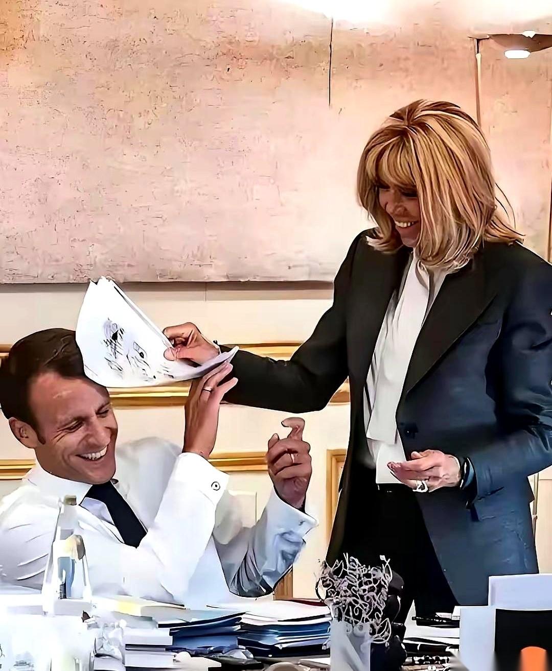 一个40岁的女老师，带着3个孩子，押上自己后半辈子的安稳和全部名誉，去赌一个15