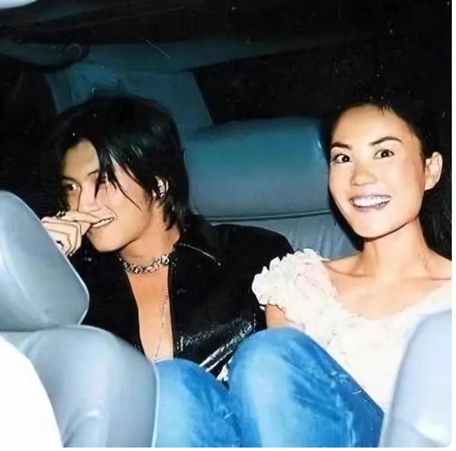 我真是想不明白了，当年王菲和谢霆锋爱到轰轰烈烈的，最终他们还是分手了，谢霆锋为此