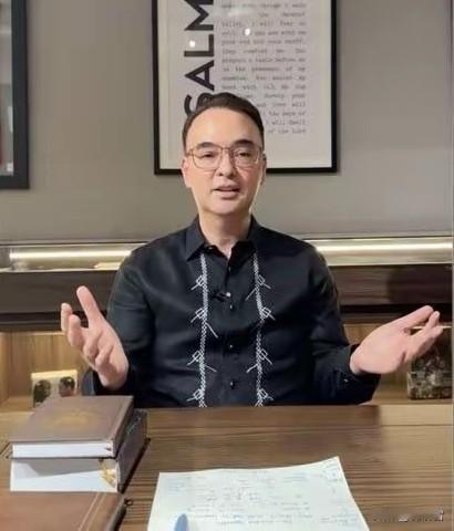 开始拉偏架了？菲律宾前参议院富兰克林·德里隆表示，卡耶塔诺应该卸任交权，他说既然