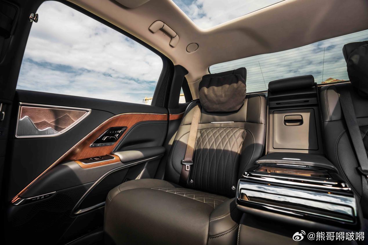 2026年博鳌亚洲论坛期间，红旗金葵花国雅担纲高层嘉宾接待用车，以高规格、高品质