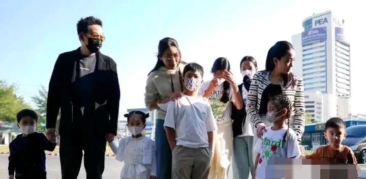 昨天是泰国儿童节，他信的孙子辈们被获准去监狱探望爷爷他信了。泰国的天气真的是好