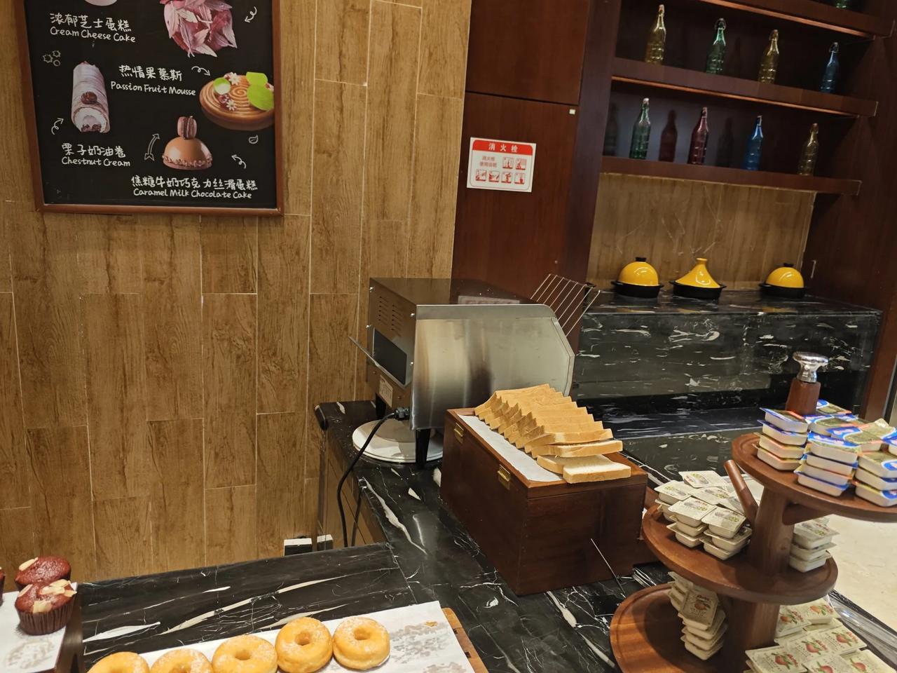 我都惊呆了，成都龙之梦大酒店（下称“龙之梦”）自助餐厅早餐时段发生“离奇一幕”—