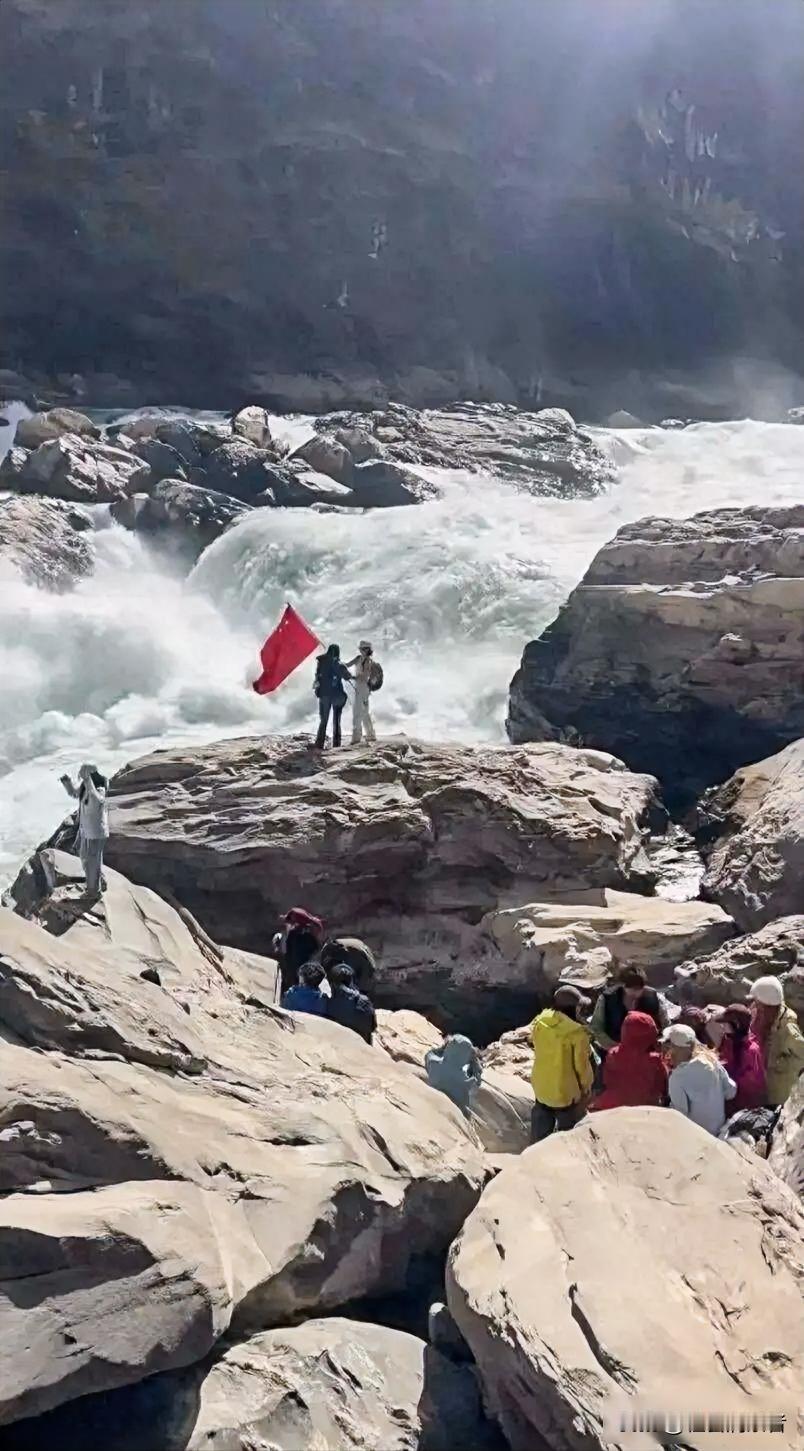 年轻情侣虎跳峡失联，紫衣女子痛哭自责，生死之谜何时解？2月25日下午三点，云