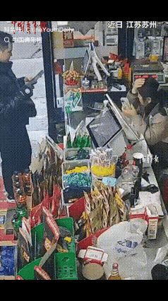 “这就是命啊!”近日，苏州icon一男子到一超市买东西时，正准备付款时，意外发生