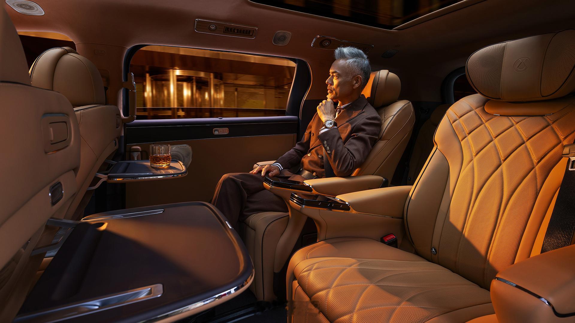 4月27日，第二代腾势D9正式上市，共推出3款插混版和3款纯电版车型，官方指导价