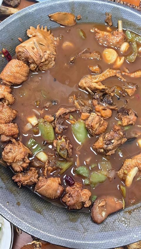 这下遇到较真的了！山东济南，一男子去饭店吃炒鸡，可吃着吃着就发现不对劲了，鸡腿没