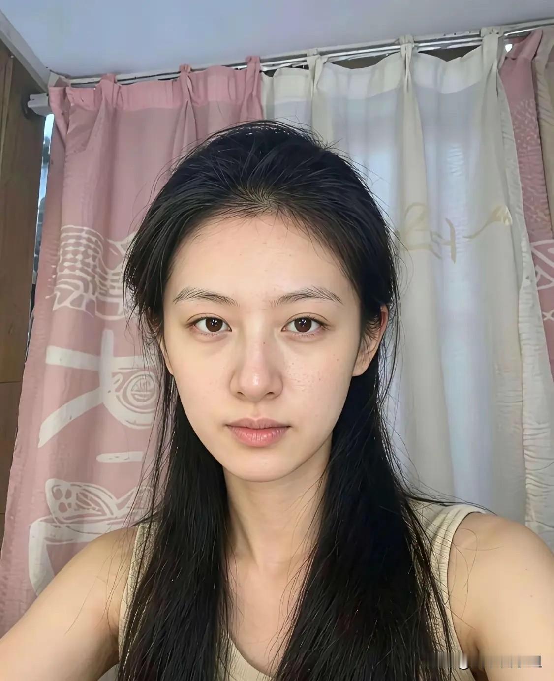 这绝对是我见过素颜最漂亮的女生，没有之一！