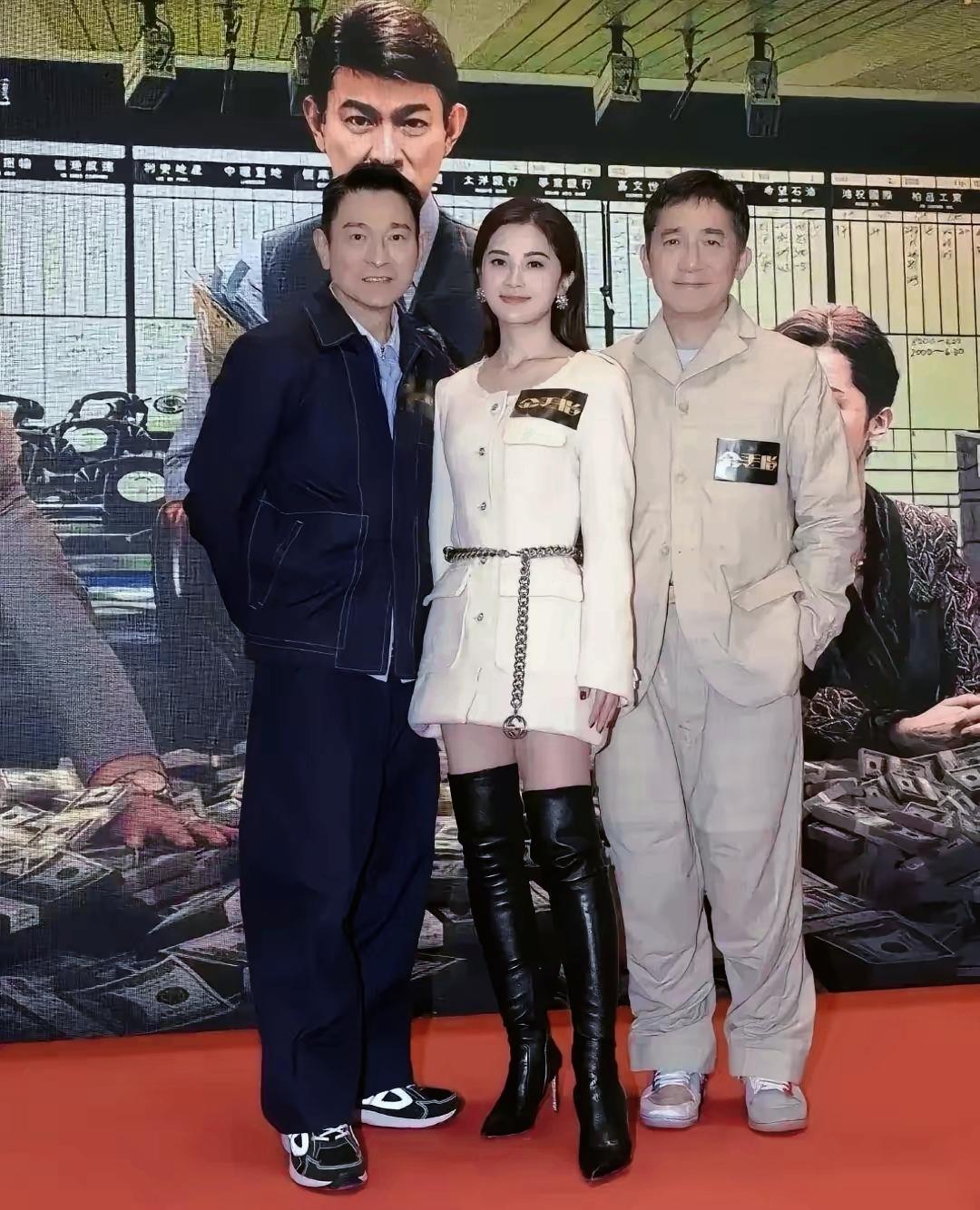 站在两位大佬中间的女士是谁啊？我反正没怎么见过，你认识她吗？