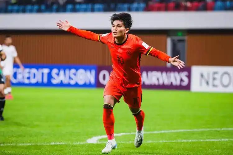 穆斯卡特为何宁愿用武磊也不愿意给蒯纪闻机会？今天海港0-1落后时，穆斯卡特意外换