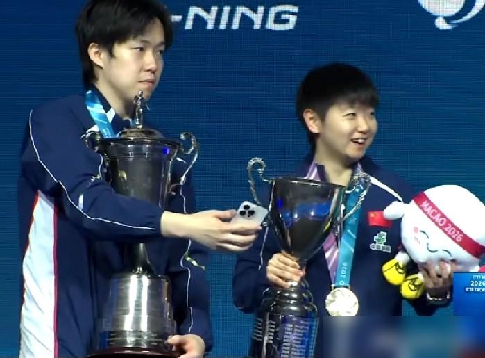 俩世界冠军，刚在澳门捧起奖杯，就为谁拿手机拍照这事，当着全球直播的镜头“吵”了1