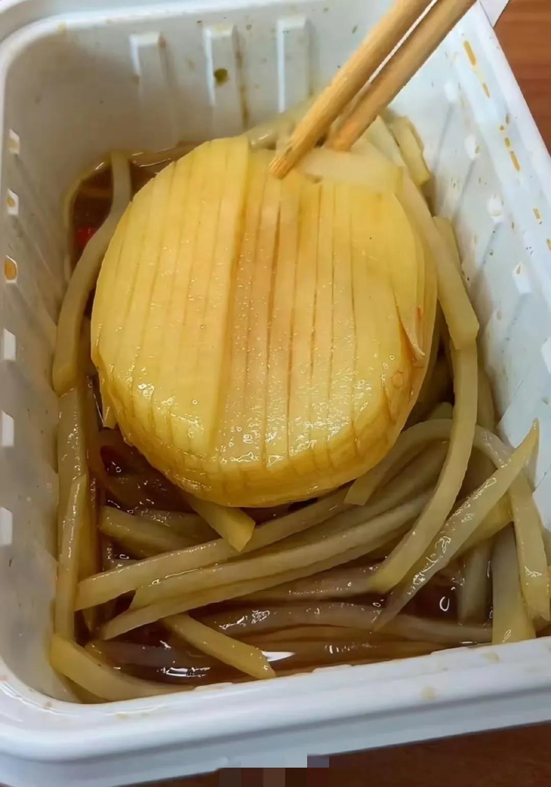 虽然我感觉她的做法有些无聊，但不得不承认，她确实是个人才！一女子点了个炒土豆