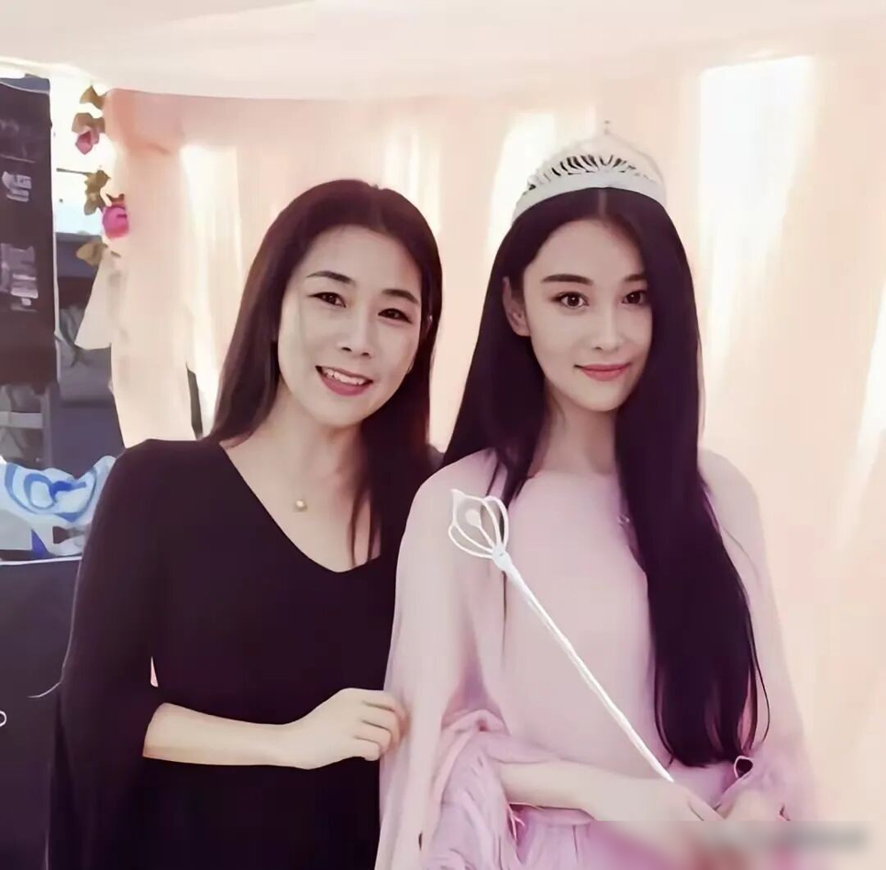 张馨予他妈追她新剧，哭得稀里哗啦。她给亲妈的备注是我女神，晒出聊天记录，老太太连发好几条语音夸她演得