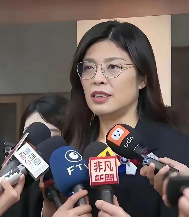 郑丽文不管之前的大陆之行或现在美国之行，其实都是在刷存在感找话语权而已。郑丽文