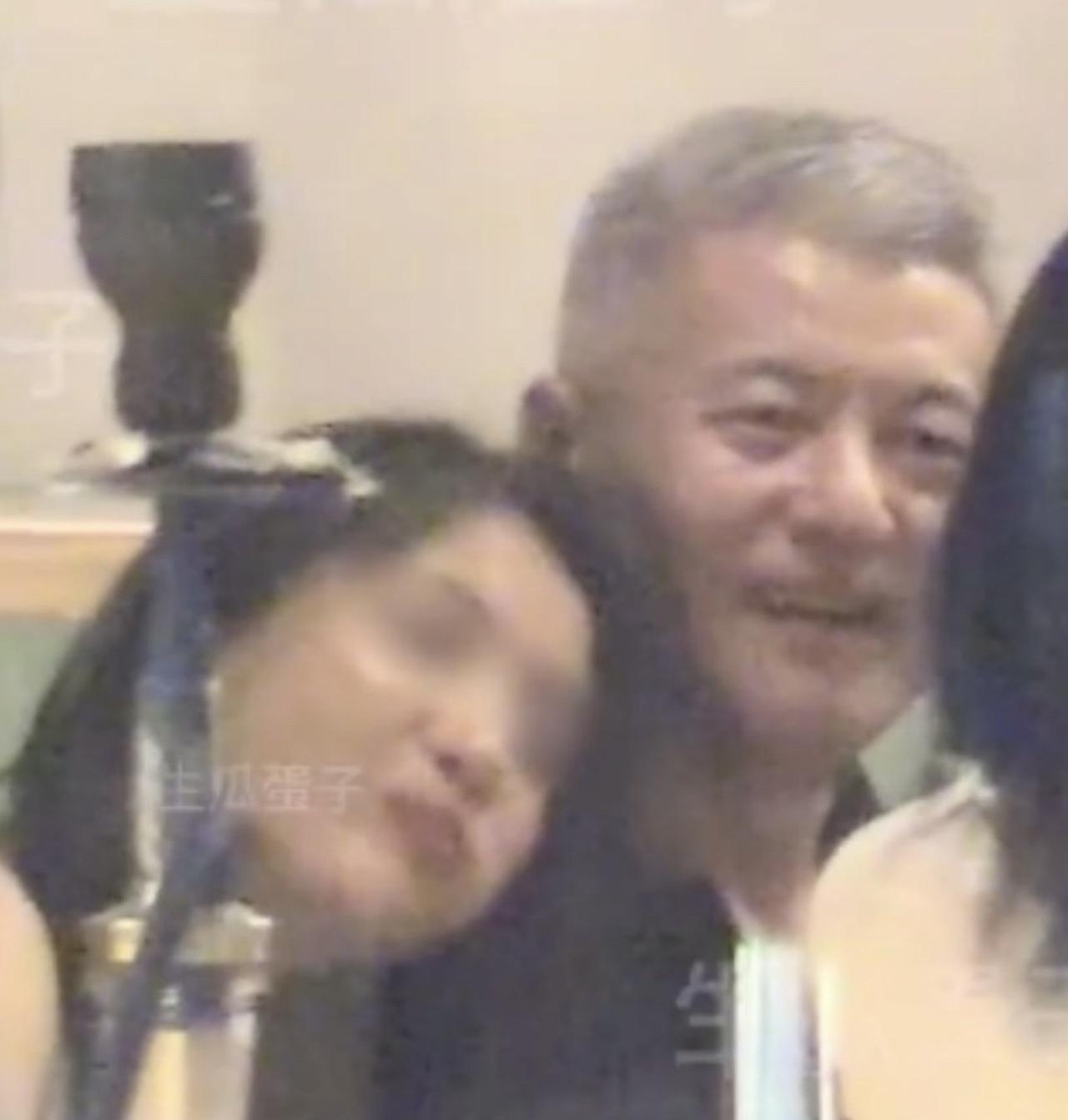 那姐刚刚在节目中，一脸幸福表白自己的老公，结果孟桐就被爆出轨，以那英的性格，可能
