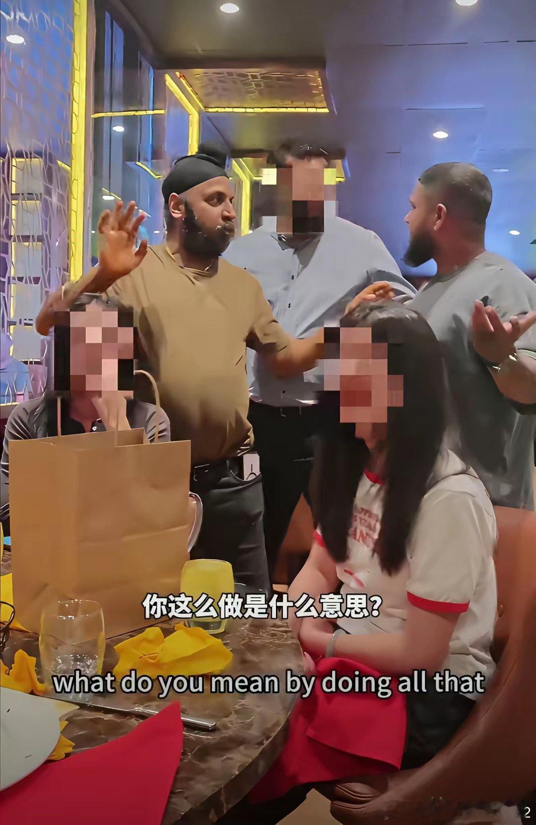 一位中国网友和朋友去澳大利亚珀斯的一间印度餐厅吃饭，附近桌的一名印度裔小孩多次用