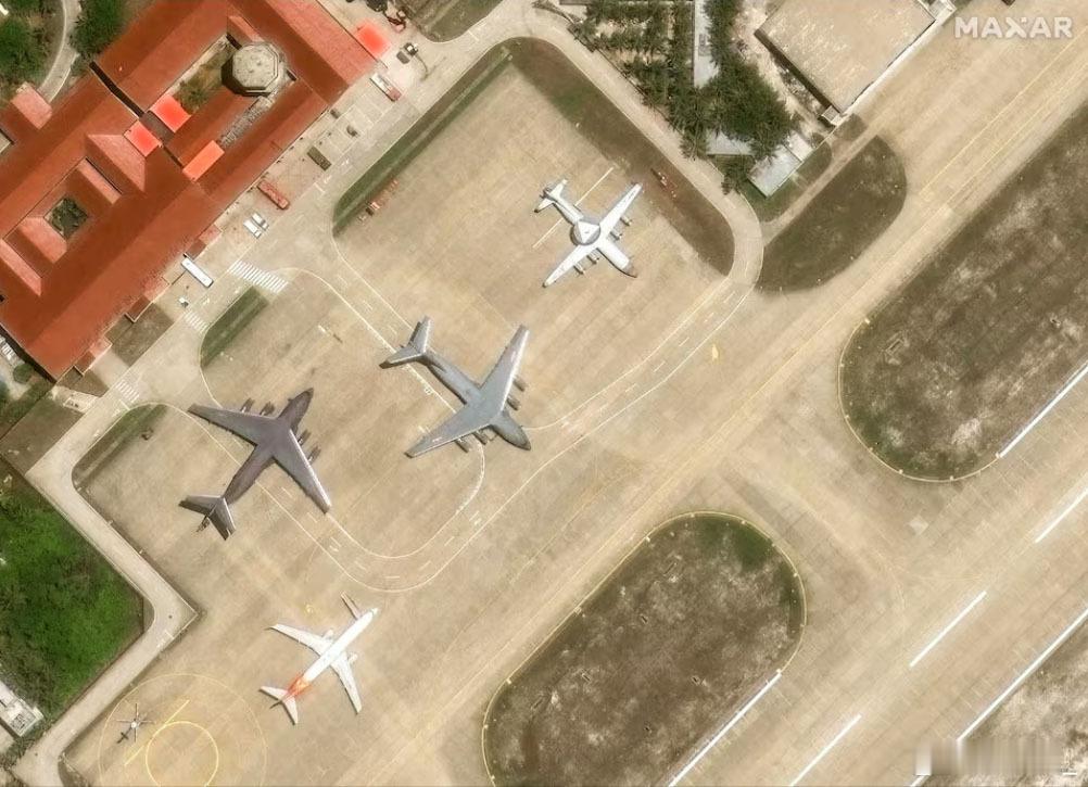 路透称卫星图像显示，中国本月19日在西沙群岛降落了两架最先进的轰炸机。一些分析人