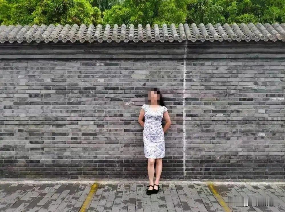 这事儿听着就让人后背发凉。一个女教师晚上正常走路，被撞倒之后还没断气，结果又被另