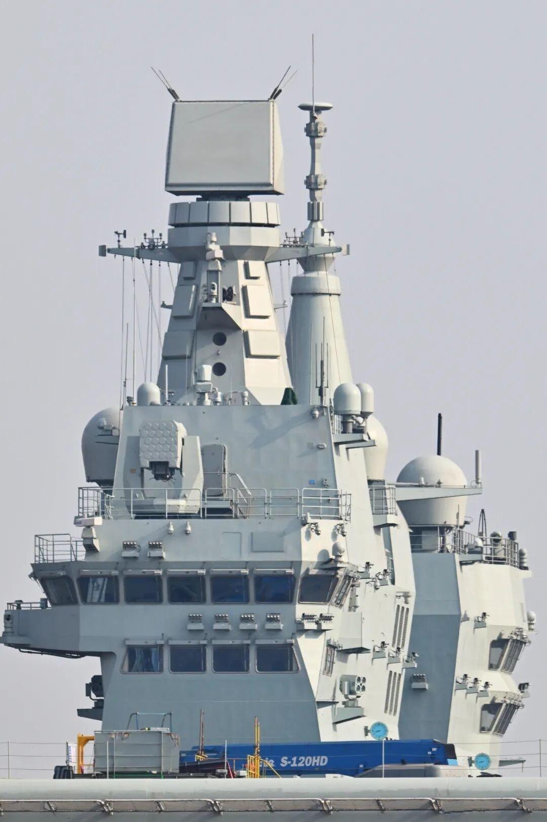 光看076的舰岛，未来感和科技感真的拉满！ 要知道，076满载排水量“4万余