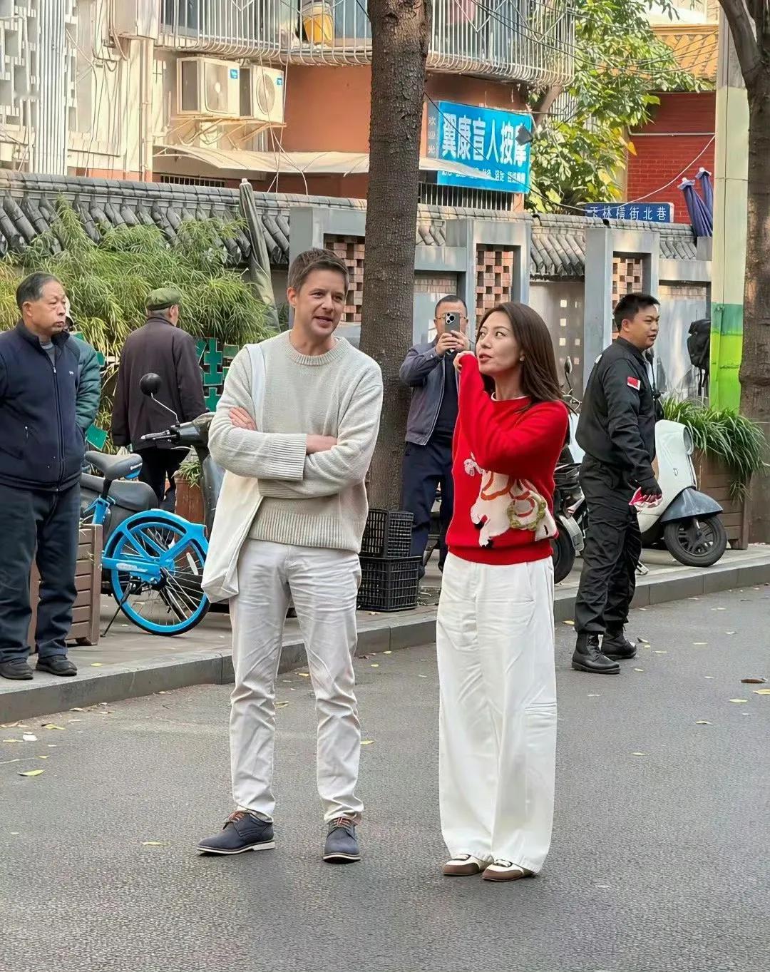 今年流行的弯刀裤！明星穿都恼火！也不知道谁发明的？