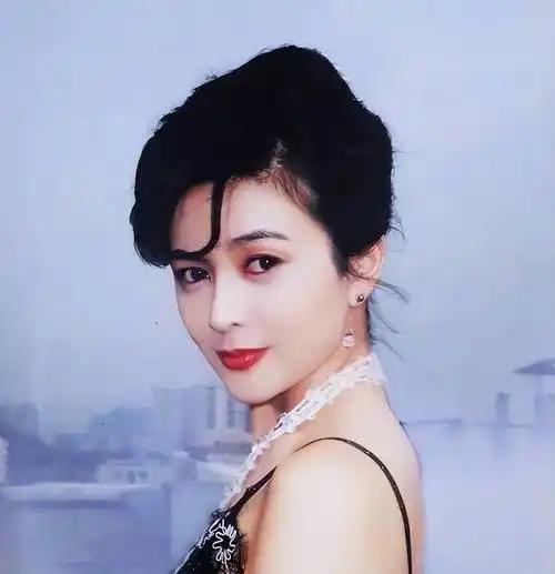 1984年，关之琳穿着那件红色泳衣从水里钻出来的时候，全香港的男人都疯了。 
