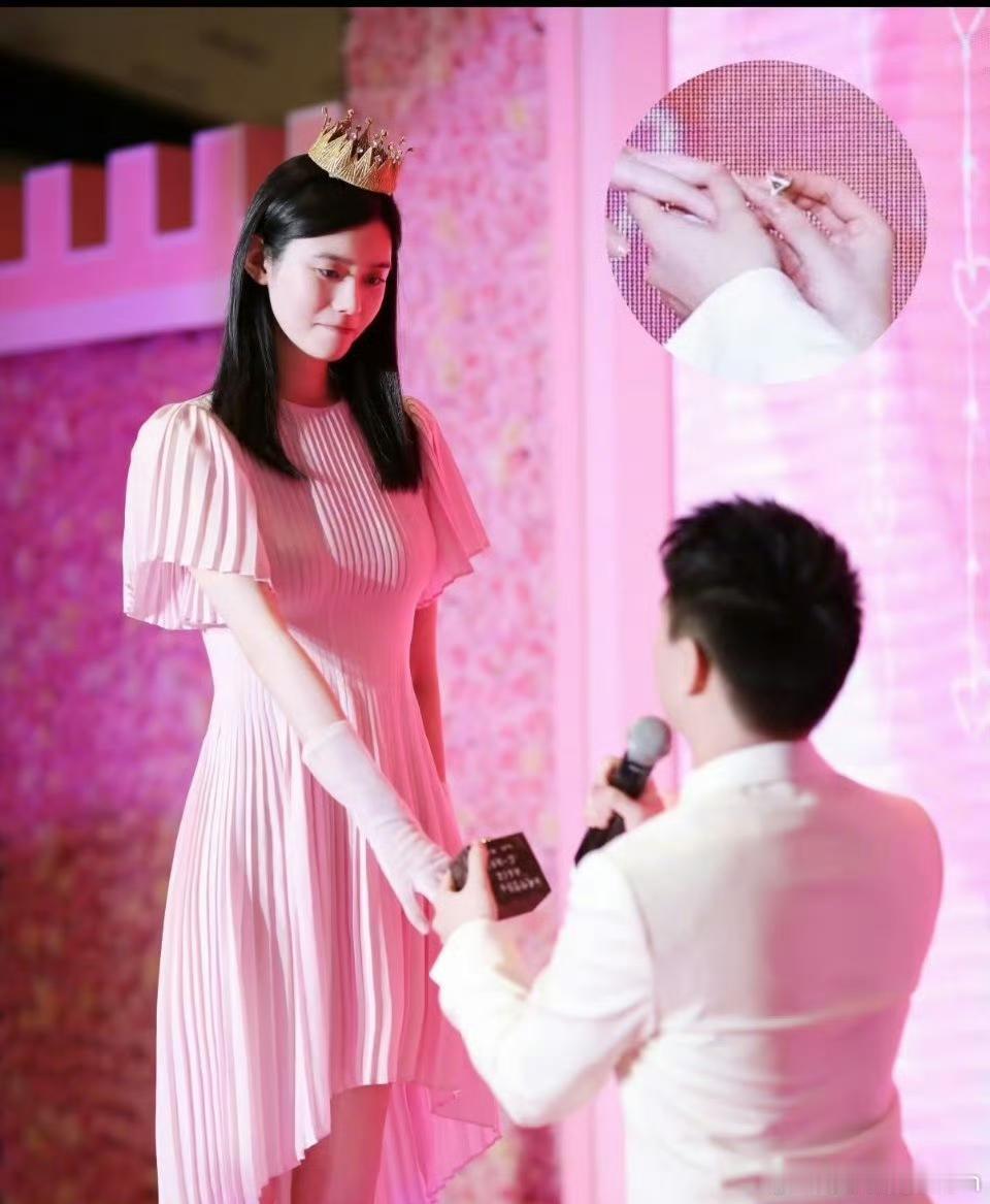不否认奚梦瑶是真的有钱，但有钱不等于有品味，重大场合的两次礼服太灾难了。一个是她