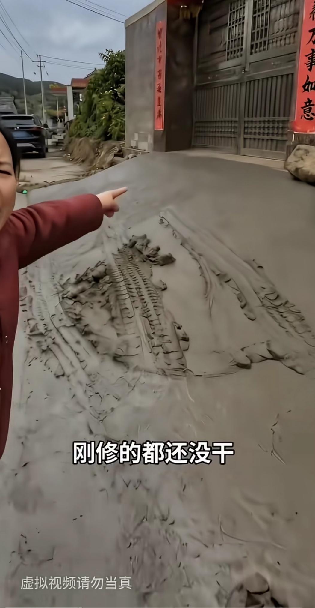 大妈瞧见自家门口刚修好的坡道被过往车辆压成这般模样，气得破口大骂。这坡道占了公