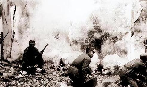 1942年7月5日深夜，加强排排长张泽醒来时，发现战壕里有几个日军正用刺刀往中毒