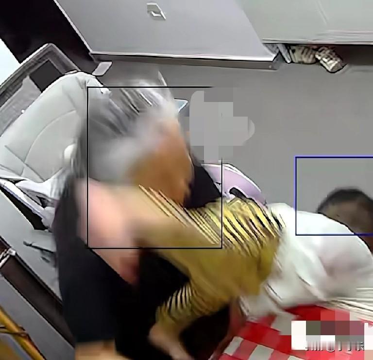 近日，北京，16个月大的宝宝意外从桌子上头朝下跌落，71岁的姥姥飞身稳稳地垫住宝
