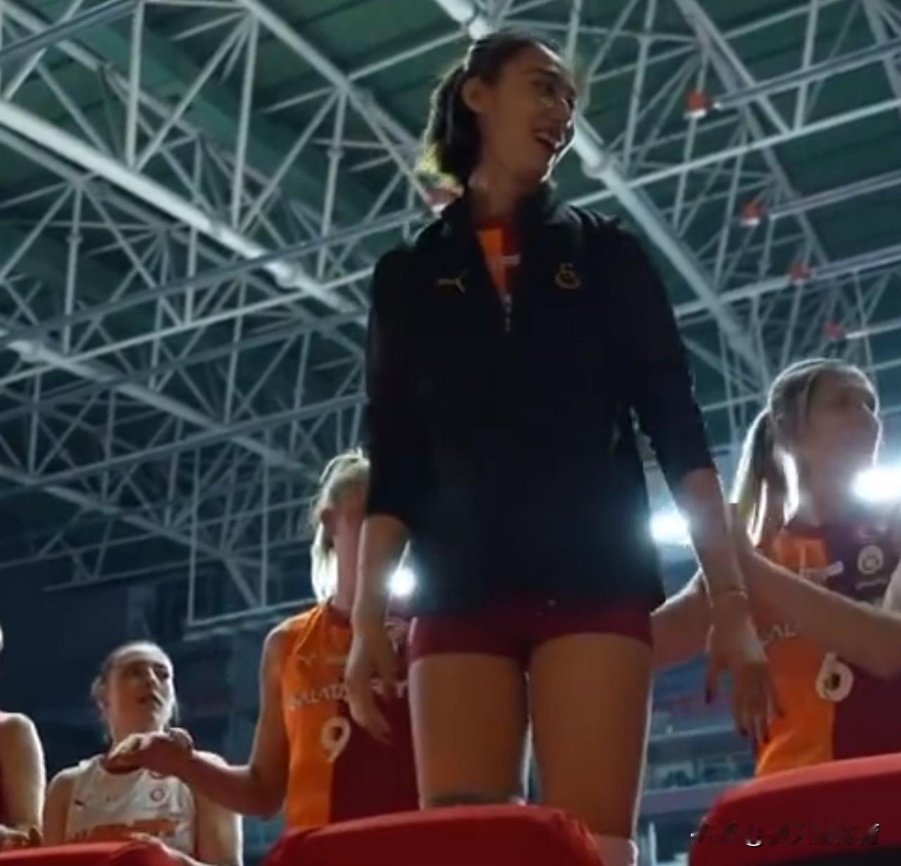 王媛媛在国外也是体会到了朱婷的快乐了！媛媛啥时候这么社牛了，差点不敢认王媛媛！凌