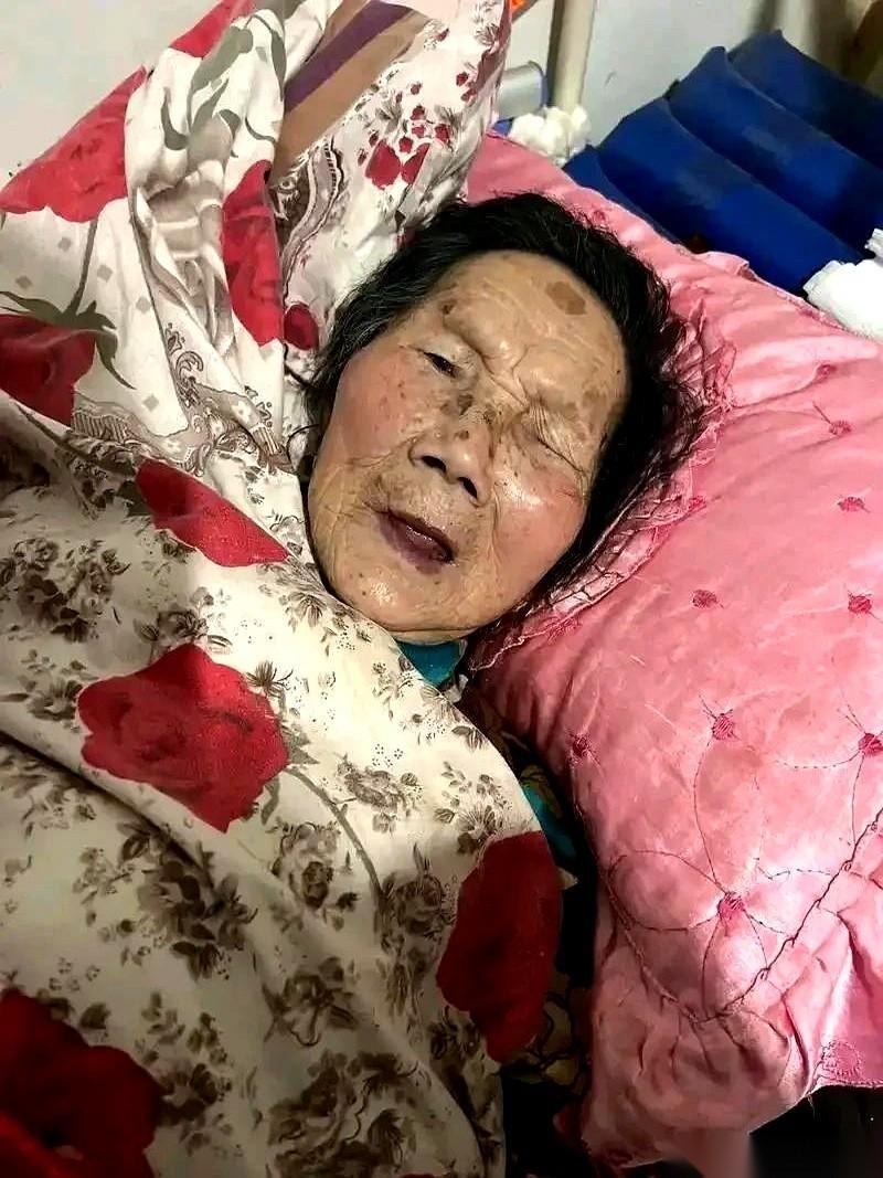 我们村里有个老太太，瘫在床上整整十九年，熬过了疫情，甚至熬死了一个儿子。结果送
