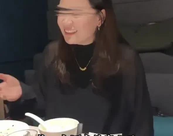 一个女子在大佬的饭局上嘲笑自己的男朋友，称自己“我现在是吃西餐的人物”，结果被大