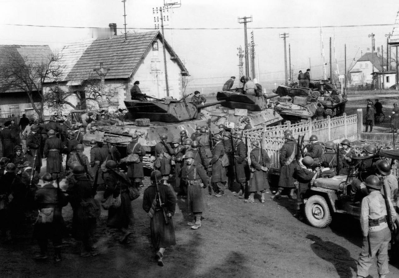 1945年,法国,阿尔萨斯地区,拉万泽诺村。“自由法国”的士兵与M10“狼獾”自