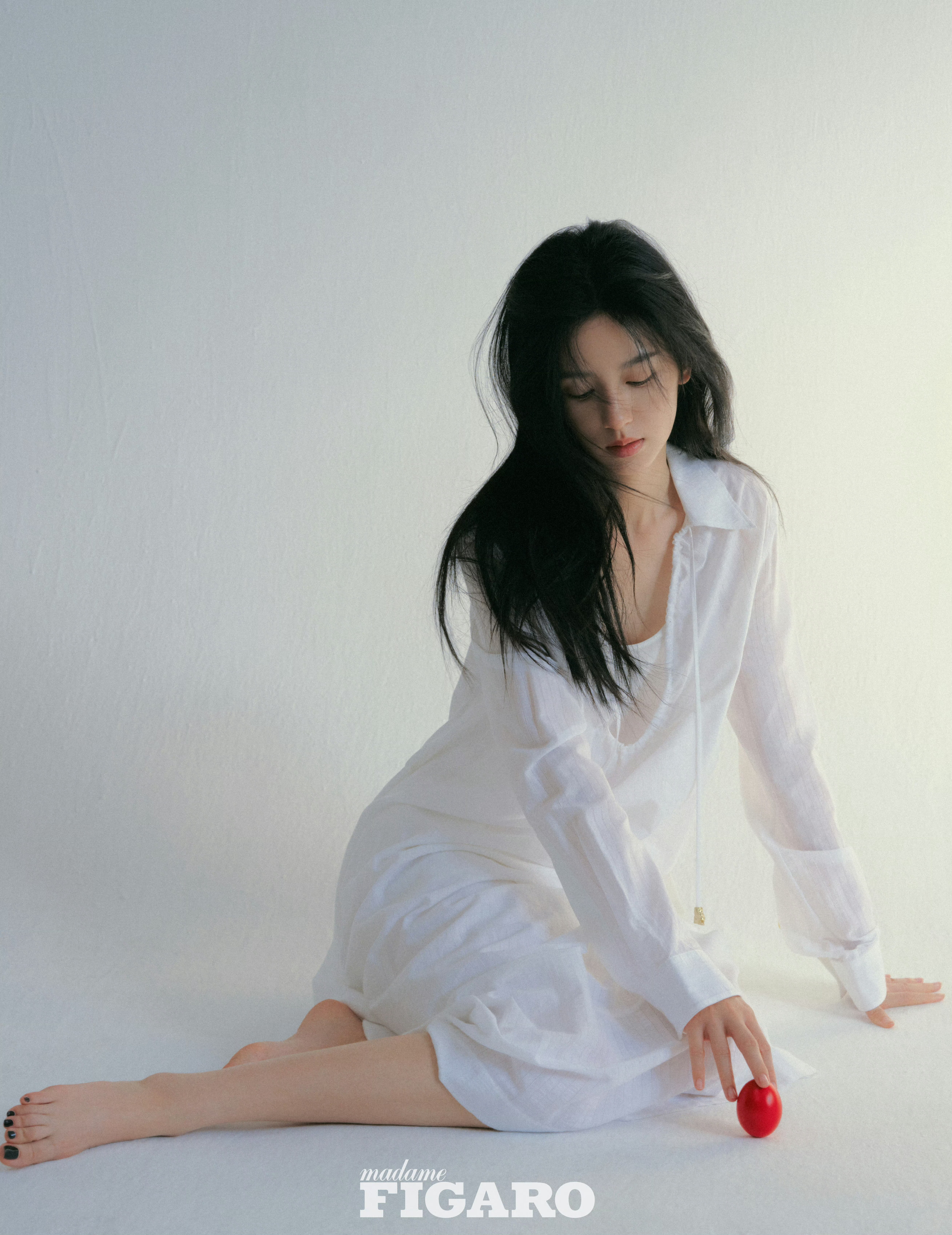 周也费加罗二月刊封面大片