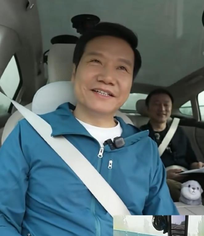 雷军愤怒回应被称“营销大师”！正在进行的直播中，雷军坦言：“有的友商把我叫做‘